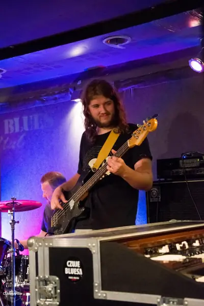 Mateusz Pawelec z gitarą basową
