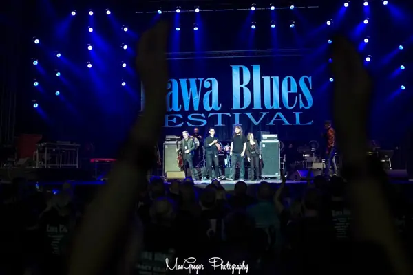 Scena Rawa Blues Festival widziana z widowni, nad głowami uniesione ręce publiczności